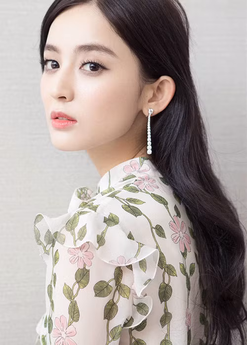 Xinh đẹp như thần thiên muội muội, Cổ Lực Na Trát lại còn có gu thời trang sành điệu.