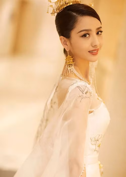 Đồng Lệ Á sinh năm 1984, đến từ Tân Cương. Vẻ đẹp biến hóa cũng là chiêu cô mê hoặc người hâm mộ.