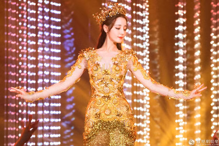 Vẻ đẹp trời ban giúp Địch Lệ Nhiệt Ba dễ dàng phát triển sự nghiệp diễn xuất.