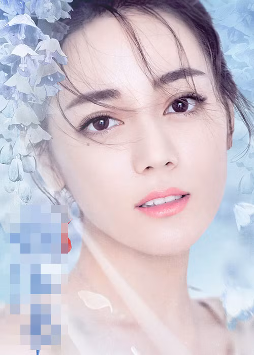 Đến từ Tân Cương giống Cáp Ny Khắc Tư, Địch Lệ Nhiệt Ba cũng gây sốt nhờ gương mặt xinh đẹp với sống mũi thẳng, đôi mắt to tròn nhưng hơi buồn.