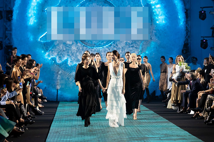 Cụ thể, trên trang cá nhân, vị doanh nhân khoe loạt hình ảnh, clip show diễn của bà xã kèm biểu tượng trái tim và lời chúc mừng.