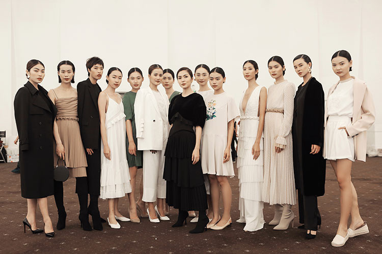 Tối 11/12, Tăng Thanh Hà (diện váy đen đứng ở trung tâm ảnh) ra mắt bộ sưu tập mới nhất tại TP HCM.