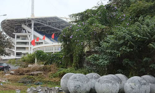 Ngày 5.12, sau khi bị di dời khỏi vị trí trước cổng sân Mỹ Đình, những quả cầu đá (còn được gọi là "bóng xích") được chuyển đến một sân golf cũ nằm cạnh khán đài D của SVĐ.