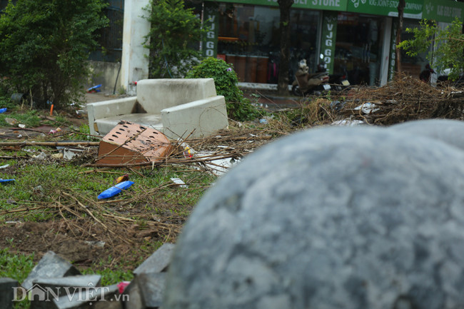 Không ít người mang rác đến vứt ở đây. Những bãi rác lớn nhỏ nằm la liệt trên sân.