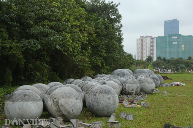Những trái "bóng xích" này được giấu ở một góc trong sân golf, bên cạnh có bụi cây lá mọc um tùm che khuất.