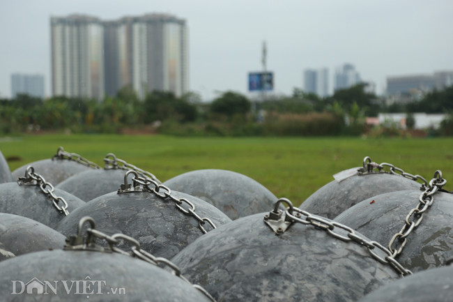 Theo giải thích của đại diện khu liên hợp thể thao Mỹ Đình, việc di dời những quả cầu đến đây đơn giản vì "họ cảm thấy không phù hợp". Nhiều người hâm mộ bóng đá cũng cho rằng đặt những trái bóng ở cổng SVĐ là không hợp phong thủy, khiến cho đội tuyển Việt Nam cứ về đá ở sân nhà là nhận kết quả hòa hoặc thua.