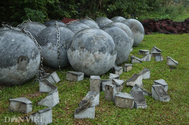 Xung quanh là những chiếc bệ đỡ bị vứt ngổn ngang.