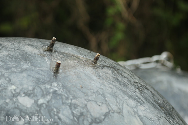 Một số trái bóng còn mất cả phần móc khóa và bản lề, chỉ còn trơ những đầu đinh.