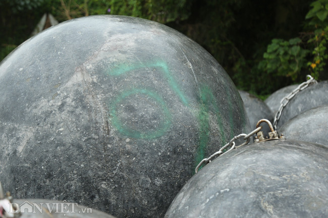 Kể từ ngày những quả cầu đá được di chuyển đến đây, bảo vệ sân Mỹ Đình thi thoảng vẫn đi qua kiểm tra, canh chừng. Tuy nhiên, trên một số quả xuất hiện vết sơn do người khác viết, vẽ bậy lên.