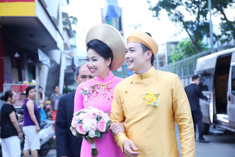 Với hơn 10 năm hẹn hò, Lê Khánh - Tuấn Khải chính thức về chung một nhà bằng một đám cưới ngọt ngào vào cuối năm 2014. Được biết, cặp đôi bắt đầu yêu nhau từ khi học cùng trường sân khấu điện ảnh. Ảnh: Zing