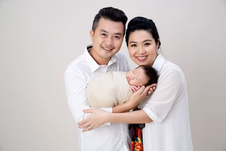 Sau thời gian chờ đợi, vợ chồng Lê Khánh cuối cùng cũng có trái ngọt hôn nhân khi con trai của cặp đôi chào đời vào tháng 10/2018. Ảnh: FBNV