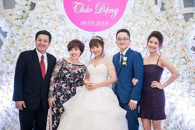 Sau đám cưới đơn sơ, vợ chồng Chí Trung trải qua cuộc sống chật vật nhưng tiếng cười đầy ắp trong ngôi nhà nhỏ, đặc biệt khi có thêm con gái và con trai. Gần 40 năm bên nhau, Chí Trung - Ngọc Huyền vẫn trở thành biểu tượng hạnh phúc của Vbiz. Ảnh: FBNV