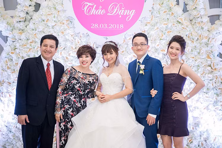 Sau đám cưới đơn sơ, vợ chồng Chí Trung trải qua cuộc sống chật vật nhưng tiếng cười đầy ắp trong ngôi nhà nhỏ, đặc biệt khi có thêm con gái và con trai. Gần 40 năm bên nhau, Chí Trung - Ngọc Huyền vẫn trở thành biểu tượng hạnh phúc của Vbiz. Ảnh: FBNV