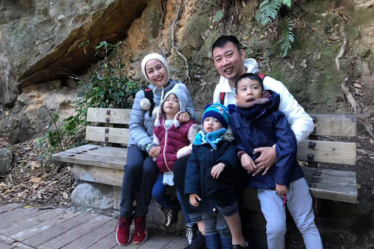 Sau đám cưới, hạnh phúc càng thêm viên mãn khi nữ MC sinh con trai đầu lòng. Sau đó, cô sinh thêm một cô con gái và một cậu con trai. Đến nay Ốc Thanh Vân và Minh Trí đã có 10 năm kết hôn, 20 năm bên nhau. Ảnh: FBNV