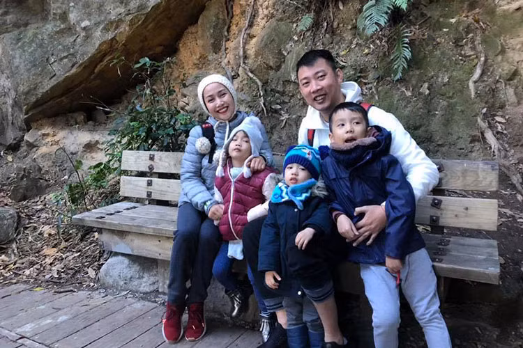 Sau đám cưới, hạnh phúc càng thêm viên mãn khi nữ MC sinh con trai đầu lòng. Sau đó, cô sinh thêm một cô con gái và một cậu con trai. Đến nay Ốc Thanh Vân và Minh Trí đã có 10 năm kết hôn, 20 năm bên nhau. Ảnh: FBNV