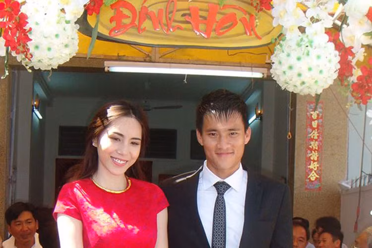 Công Vinh và Thủy Tiên trúng tiếng sét ái tình trong buổi chụp ảnh năm 2008. Năm 2011, cặp đôi “Beck - Vic Việt Nam” bí mật đính hôn. 3 năm sau đó, Công Vinh và Thủy Tiên mới làm đám cưới. Ảnh: Tiền Phong