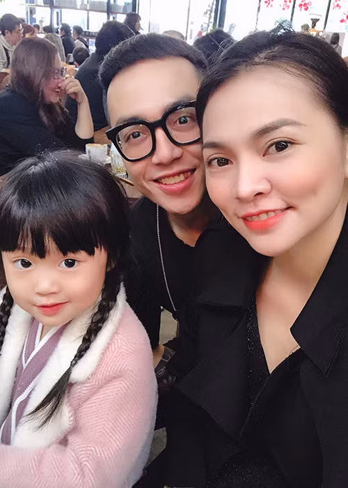 Hạnh phúc của vợ chồng Đài Trang thêm viên mãn khi cặp đôi đón con gái gia nhập tổ ấm vào năm 2015. Ảnh: FBNV