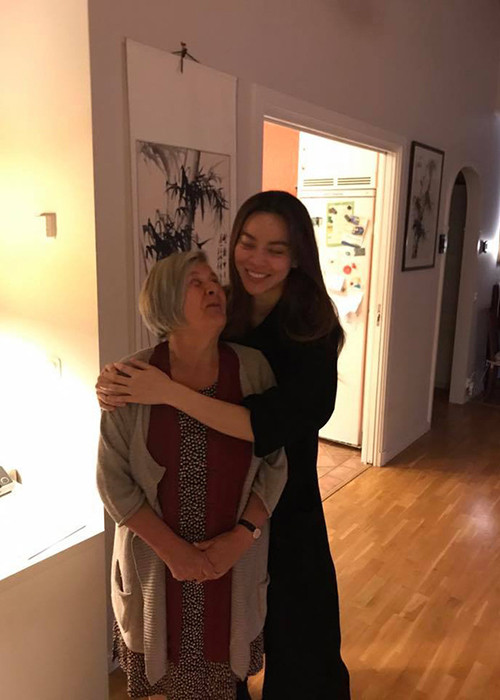 Gặp nhau, Hà Hồ và mẹ của Kim Lý trò chuyện vui vẻ, cho thấy cả hai có mối quan hệ tốt đẹp.