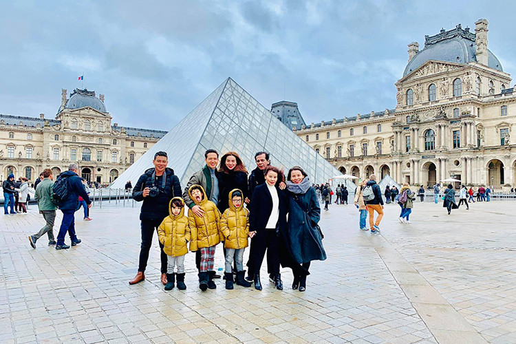 Ngược lại, Kim Lý cũng chiếm được tình cảm của bố mẹ Hồ Ngọc Hà. Xem video "Hồ Ngọc Hà lên tiếng khi bị nói ế show, hết thời". Nguồn Youtube/vtc