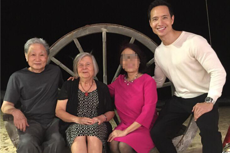 Kim Lý kể bố mẹ của anh kết hôn khi đã ngoài 40 tuổi, vì vậy cả hai không thúc giục anh chuyện lập gia đình sớm.