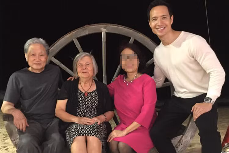 Kim Lý kể bố mẹ của anh kết hôn khi đã ngoài 40 tuổi, vì vậy cả hai không thúc giục anh chuyện lập gia đình sớm.