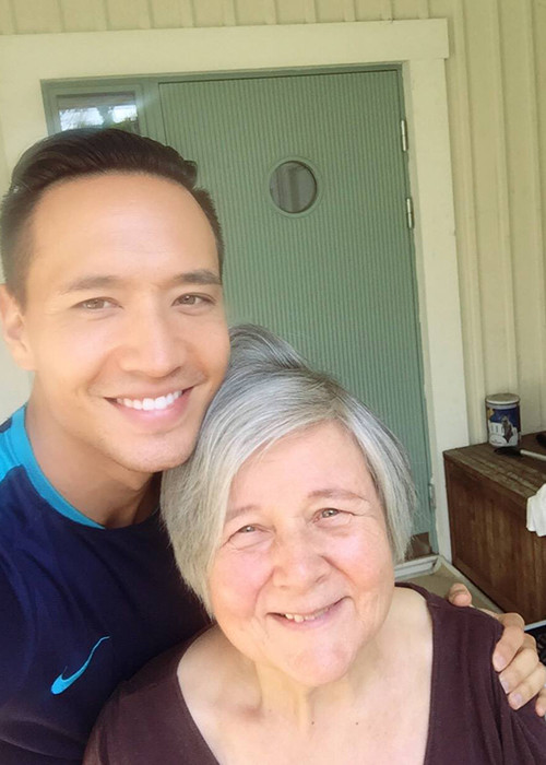 Năm 2018, trong cuộc phỏng vấn trên Thế giới trẻ, Kim Lý tiết lộ về mối quan hệ giữa bố mẹ và bạn gái. "Bố mẹ tôi thấy cô ấy rất tuyệt vời, như cách tôi nghĩ về cô ấy", anh nói.