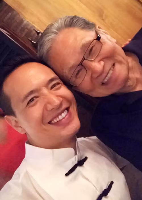 Theo lời chia sẻ của Kim Lý trên Vnexpress, bố của anh cũng có tư tưởng cởi mở.