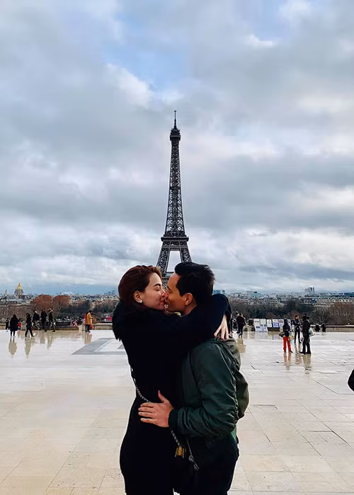 Bố mẹ của Kim Lý khen Hà Hồ là người phụ nữ tuyệt vời. Có thể thấy, cô rất được lòng gia đình của bạn trai.