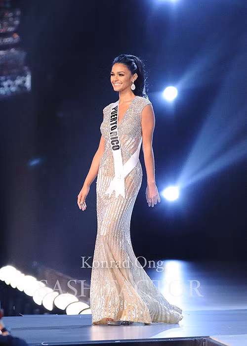 Váy xuyên thấu ánh kim khá được ưa chuộng ở bán kết cuộc thi Hoa hậu Hoàn vũ Thế giới năm nay. Đại diện Puerto Rico là một trong số những thí sinh lựa chọn mẫu váy này.