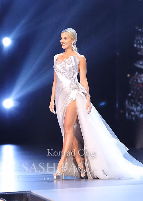 Trang phục dạ hội của hoa hậu đến từ Mỹ cũng gây chú ý.