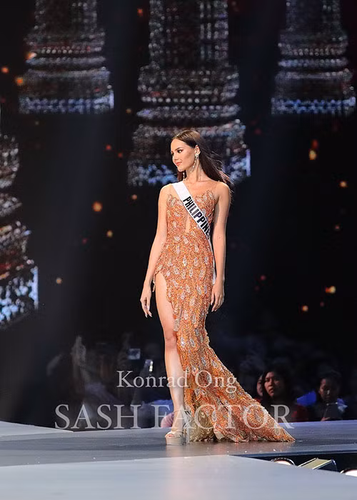 Sở hữu vóc dáng không quá hoàn hảo nhưng thí sinh đến từ Philippines vẫn ghi điểm với chiếc váy dạ hội công phu.