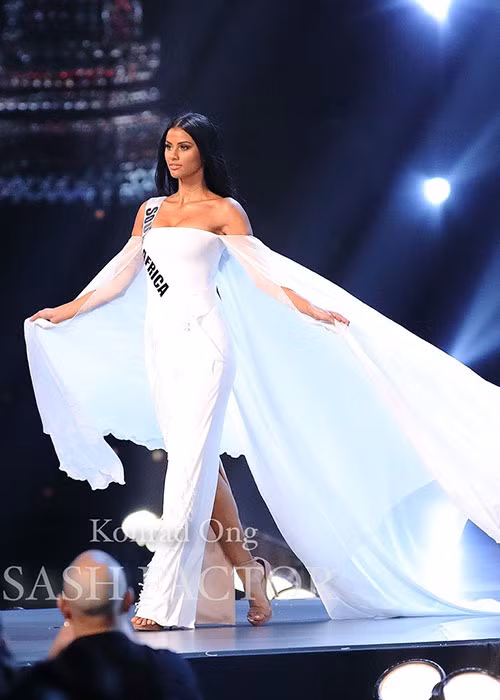 Thí sinh đến từ Nam Phi cũng xuất hiện với vẻ ngoài quyến rũ khi diện đầm dạ hội cúp ngực tông trắng bồng bềnh.