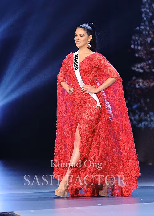 Đầm dạ hội của thí sinh đến từ Mexico gây ấn tượng bởi sự cầu kỳ.