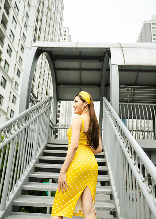 Cô từng tham gia cuộc thi Hoa hậu Du lịch Quốc tế 2013 với thành tích lọt top 6 và giải phụ Hoa hậu Đông Nam Á