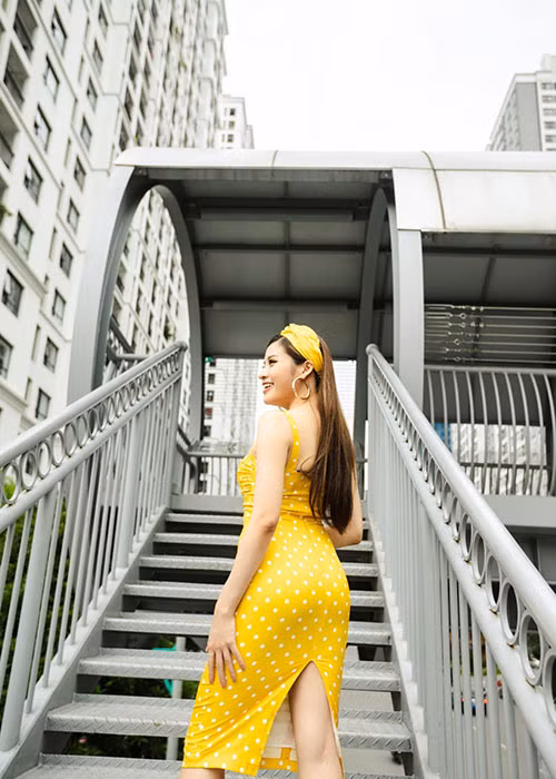 Cô từng tham gia cuộc thi Hoa hậu Du lịch Quốc tế 2013 với thành tích lọt top 6 và giải phụ Hoa hậu Đông Nam Á