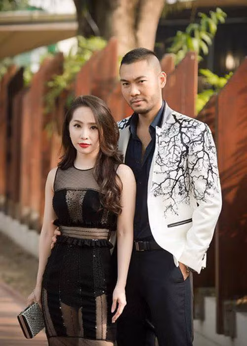 Gần đây, vợ chồng Quỳnh Nga vướng nghi vấn hôn nhân rạn nứt khi Bằng Cường chia sẻ hình ảnh bên Quỳnh Nga và Khánh Phương kèm tiết lộ cả ba đang độc thân. Đồng thời, gần đây Quỳnh Nga gần như không chia sẻ hình ảnh bên chồng. Trước nghi vấn chia tay, Quỳnh Nga lẫn Doãn Tuấn đều chưa lên tiếng.