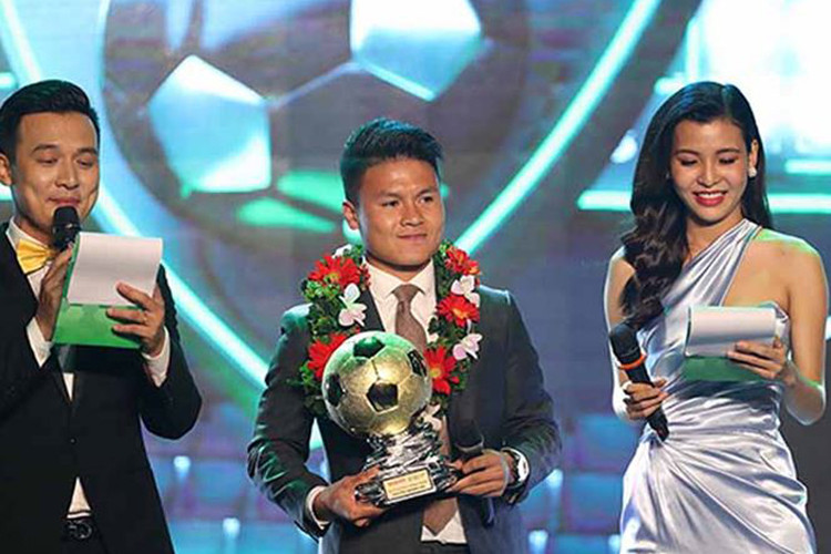 Cặp MC Quả Bóng Vàng 2018 - Tường Vy và Thiên Vũ đang trở thành tâm điểm bởi lối dẫn dắt có phần kém tinh tế trong lễ trao giải. Ảnh: Tiền Phong