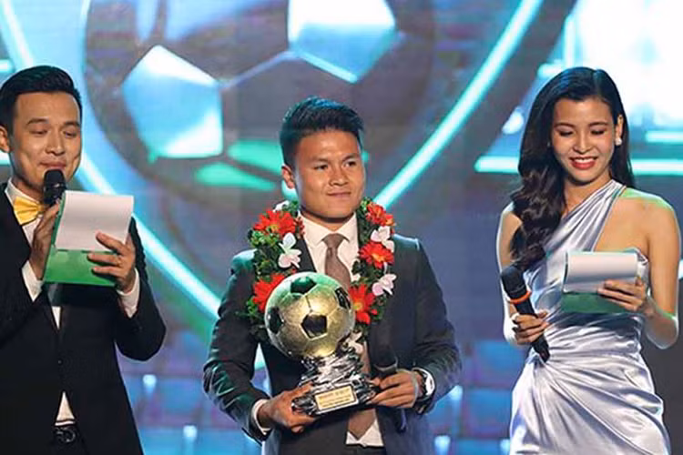 Cặp MC Quả Bóng Vàng 2018 - Tường Vy và Thiên Vũ đang trở thành tâm điểm bởi lối dẫn dắt có phần kém tinh tế trong lễ trao giải. Ảnh: Tiền Phong