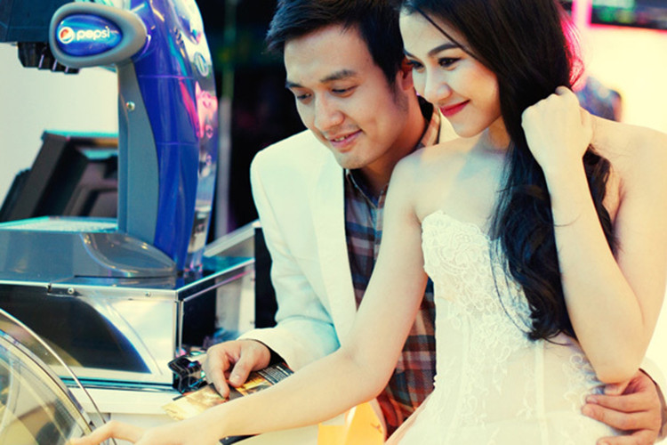 Nam MC Quả Bóng Vàng kết hôn vào năm 2016. Bà xã của anh là MC Thảo Nhi. Ảnh: saoshowbiz