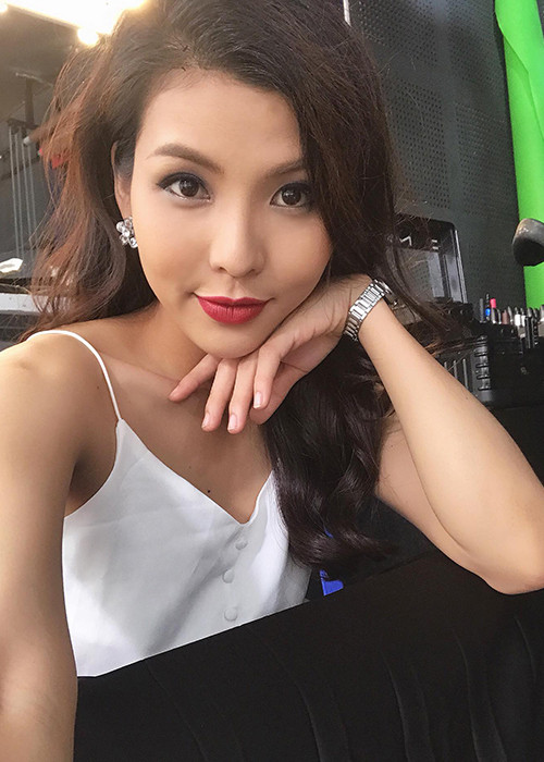 Trước làn sóng chỉ trích kém duyên khi dẫn dắt lễ trao giải Quả Bóng Vàng 2018, Tường Vy lên tiếng bày tỏ cô gặp áp lực trong lần đầu tiên dẫn chương trình truyền hình trực tiếp.