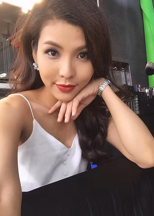 Trước làn sóng chỉ trích kém duyên khi dẫn dắt lễ trao giải Quả Bóng Vàng 2018, Tường Vy lên tiếng bày tỏ cô gặp áp lực trong lần đầu tiên dẫn chương trình truyền hình trực tiếp.