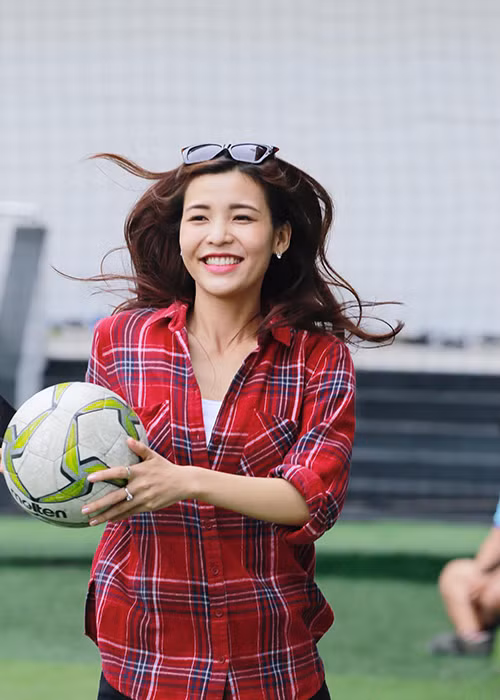 Năm 2017, Tường Vy lọt top 8 hai cuộc thi MC: Én Vàng và Gương mặt truyền hình.