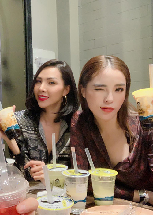 Hình ảnh hai mỹ nhân Việt đi uống trà sữa cùng bạn bè. Ảnh: FBNV