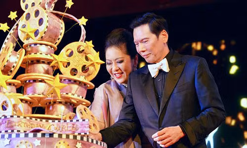 Ong trum Hong Kong Huong Hoa Cuong tung bat Thanh Long quy goi la ai?