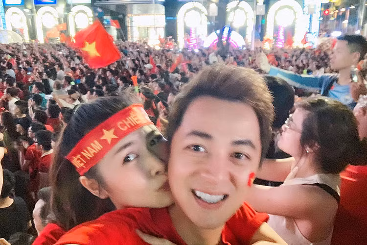 Bà xã của Đăng Khôi hôn má chồng khi ăn mừng cùng người dân cả nước.