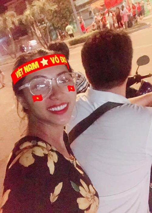 Vợ chồng Hoa hậu Đặng Thu Thảo xuống đường bằng phương tiện xe máy để hò reo cùng người hâm mộ bóng đá Việt Nam.