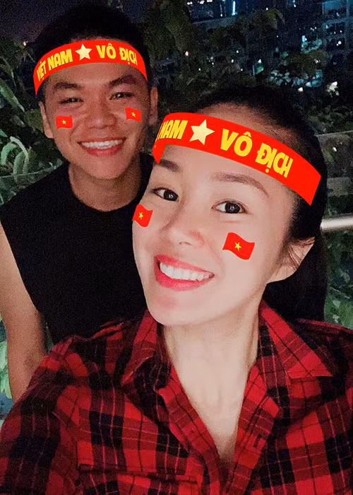 Lê Phương và ông xã Trung Kiên thể hiện tâm trạng phấn khích chuẩn bị đi bão.