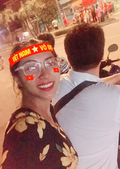 Vợ chồng Hoa hậu Đặng Thu Thảo xuống đường bằng phương tiện xe máy để hò reo cùng người hâm mộ bóng đá Việt Nam.