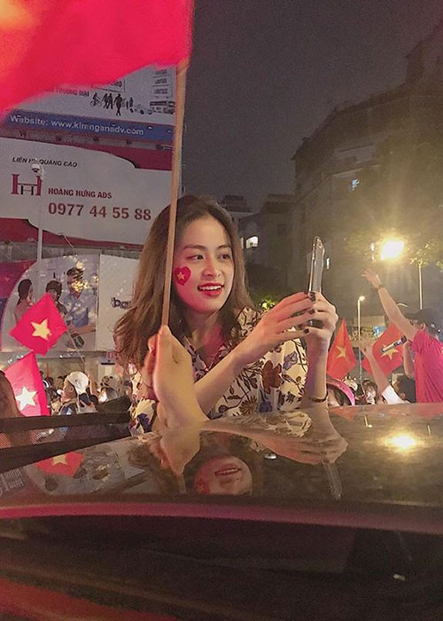 Hoàng Thùy Linh giản dị hòa vào dòng người "đi bão".