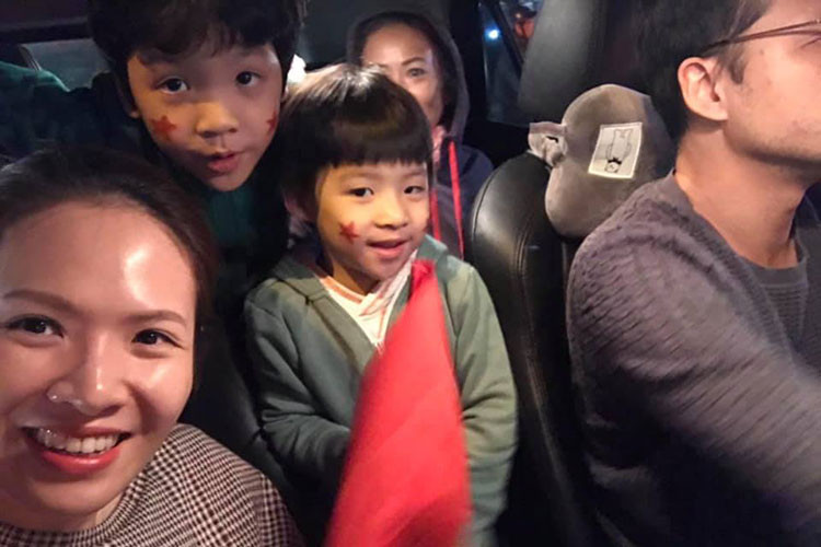 Vợ chồng MC Đan Lê đưa hai con trai đi tận hưởng không khí Hà Nội vô cùng náo nhiệt nhờ đội tuyển Việt Nam.